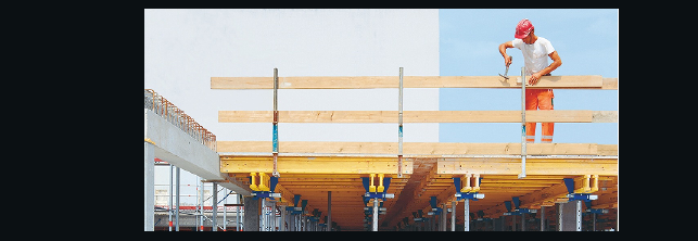 Proteção lateral temporária instalada em uma frente de obra.